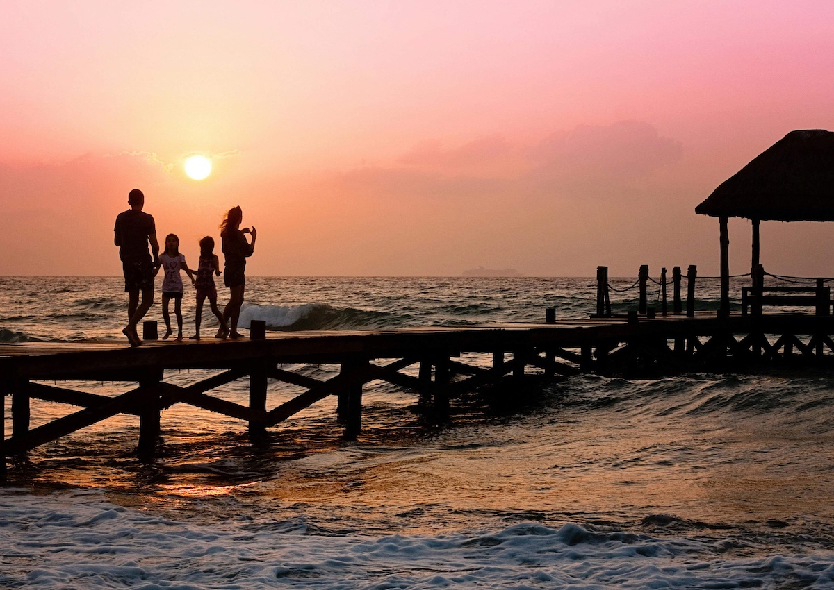 Familienreise mit Sonnenuntergang – Unvergessliche Momente mit Familienreisen von ergebniswerk finest travel
